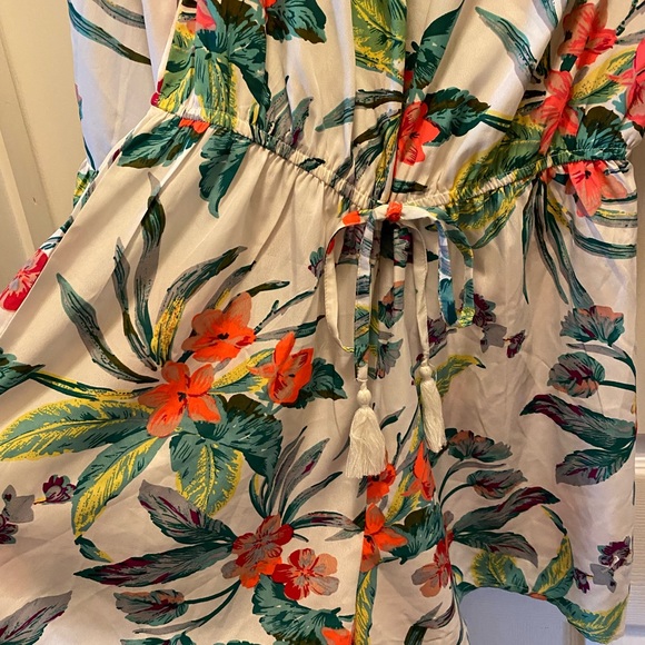 Hint of Blush Floral Bell Sleeve Off The Shoulder Romper Size L - Picture 4 of 5